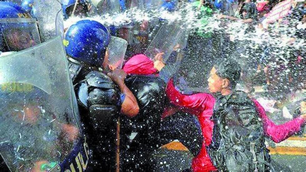 Policía reprime protesta en contra de Trump en Filipinas