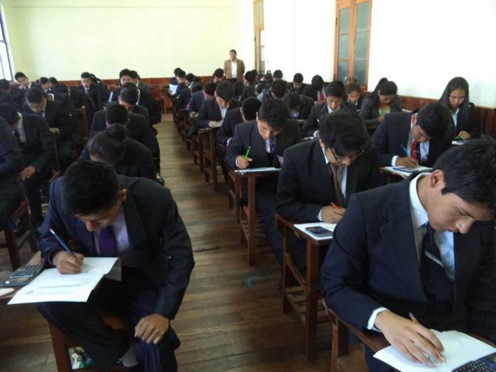 Rinden examen los postulantes a la U