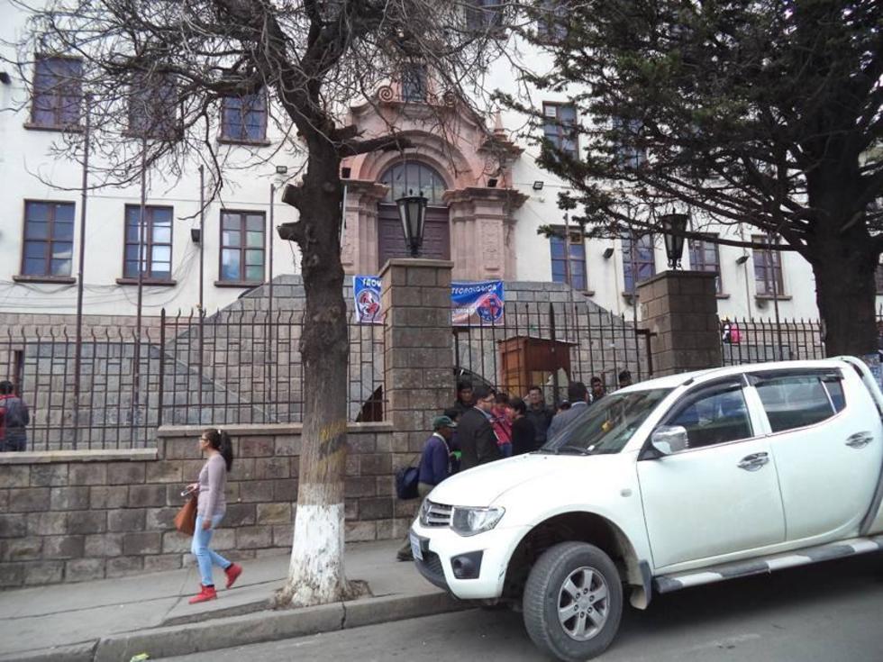 Mantienen toma del edificio central de la U