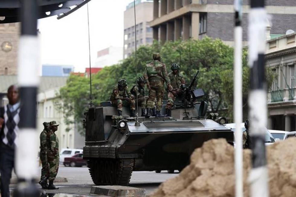Presidente de Zimbabue busca salir del país con el aval militar