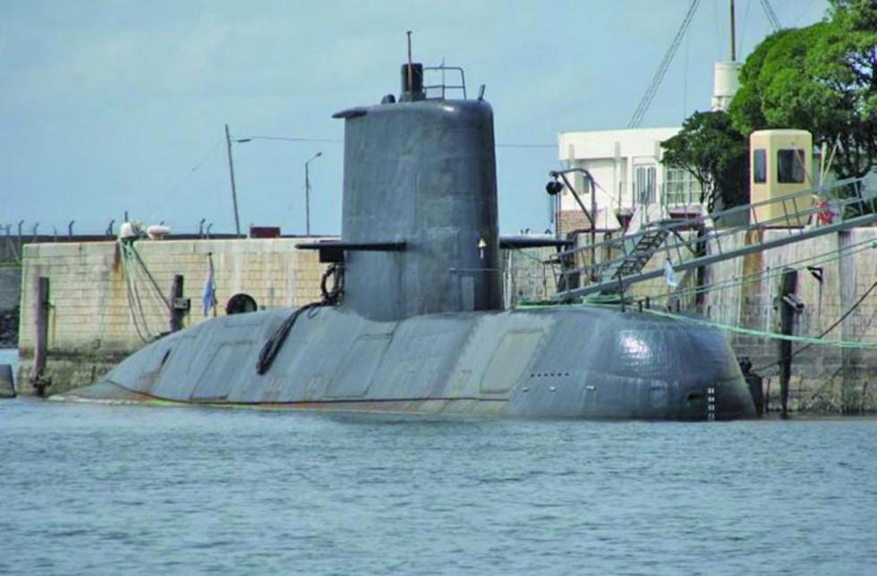 Dos aviones y tres buques buscan submarino argentino