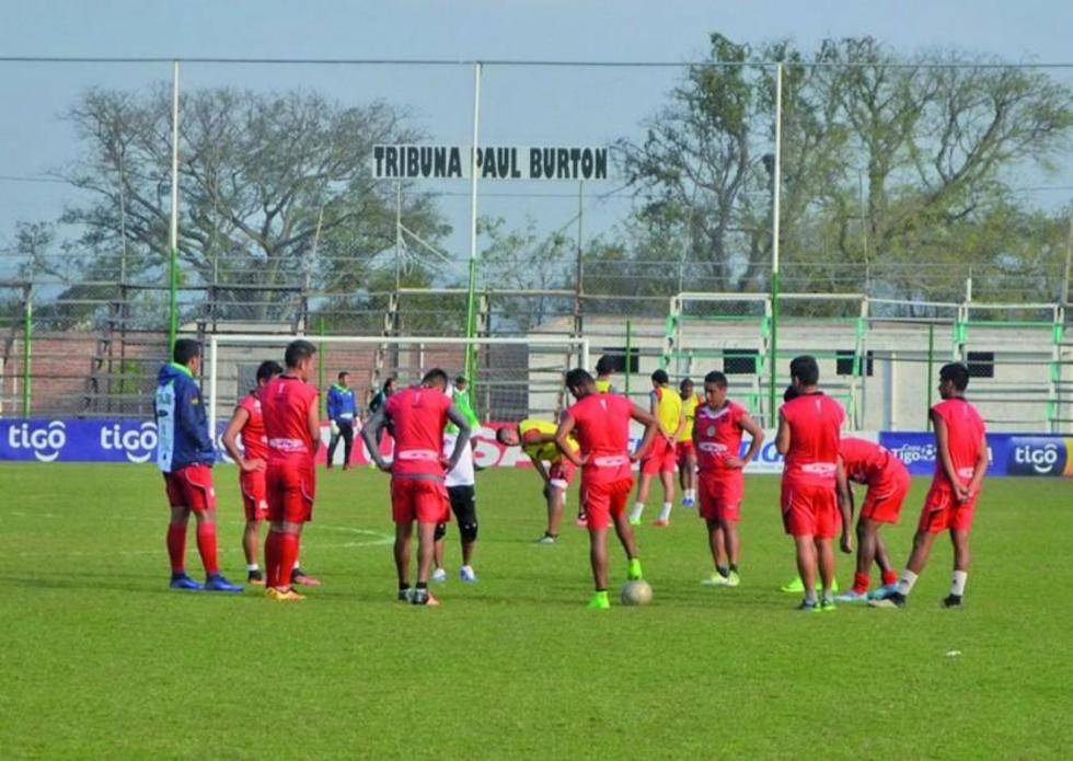 Petrolero quiere escapar de la zona del descenso 