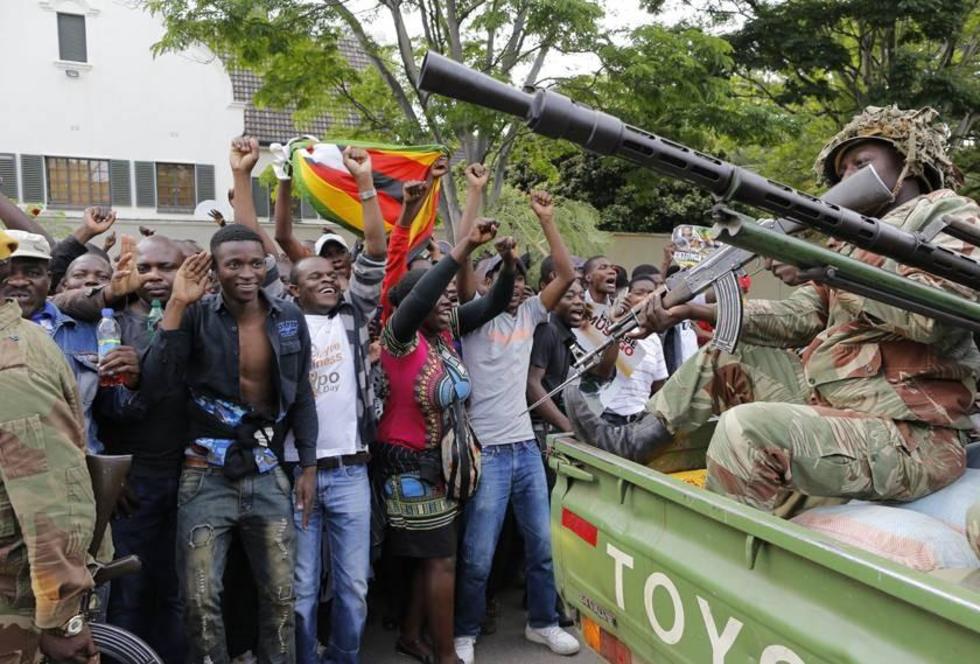 Ciudadanos en Zimbabue piden la salida del presidente Mugabe