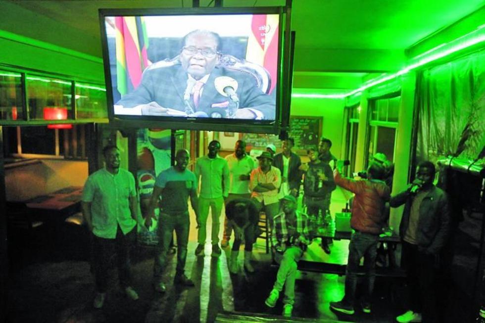 Crece presión política para que  presidente de Zimbabue dimita