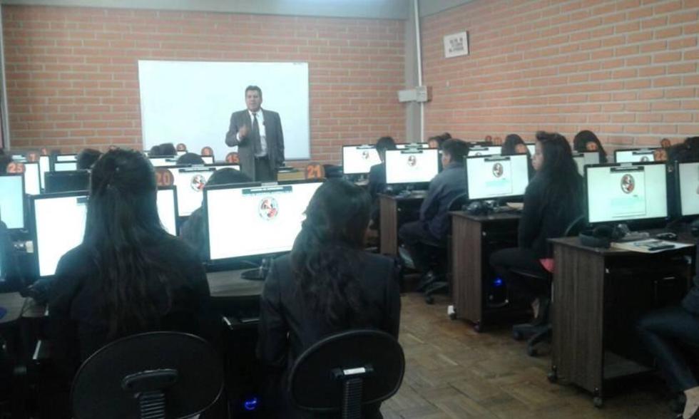 Carrera de Enfermería aplica el examen mediante sistema computarizado