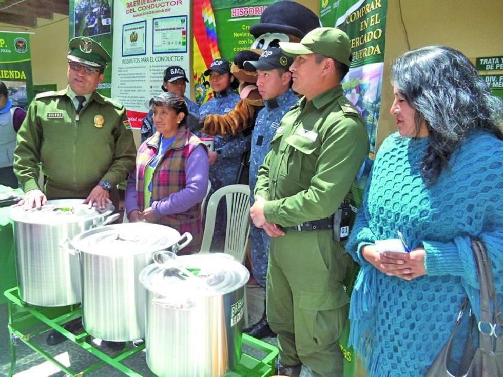 Policía entrega donativo a una mujer que perdió en incendio