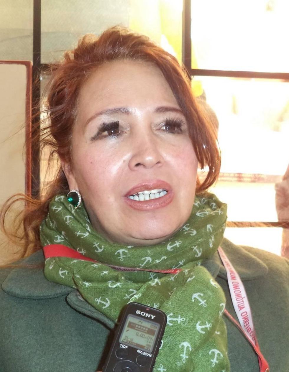 Acusan a un hombre de golpear a su mujer e hija
