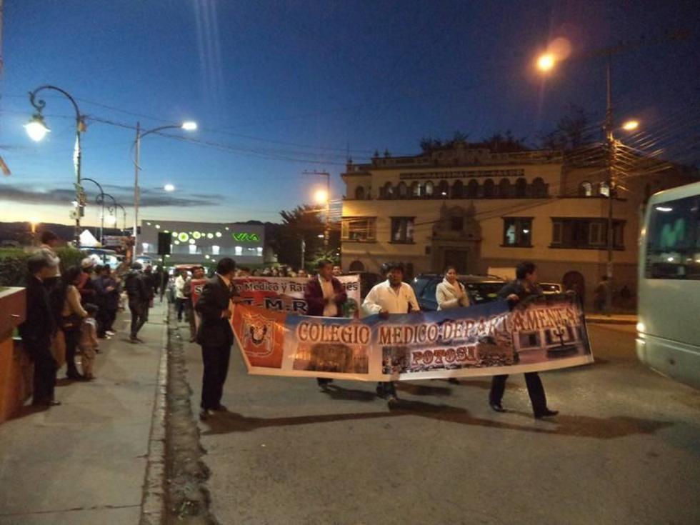 Médicos se movilizan en rechazo a normas que afectan al sector