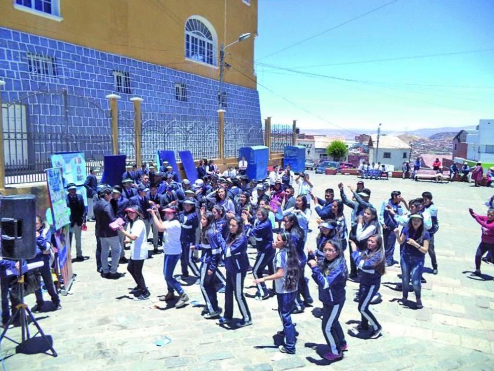 Capacitan a estudiantes en prevención de violencia