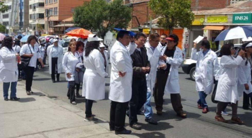 Médicos mantienen su huelga, pero el diálogo aún vanza con lentitud