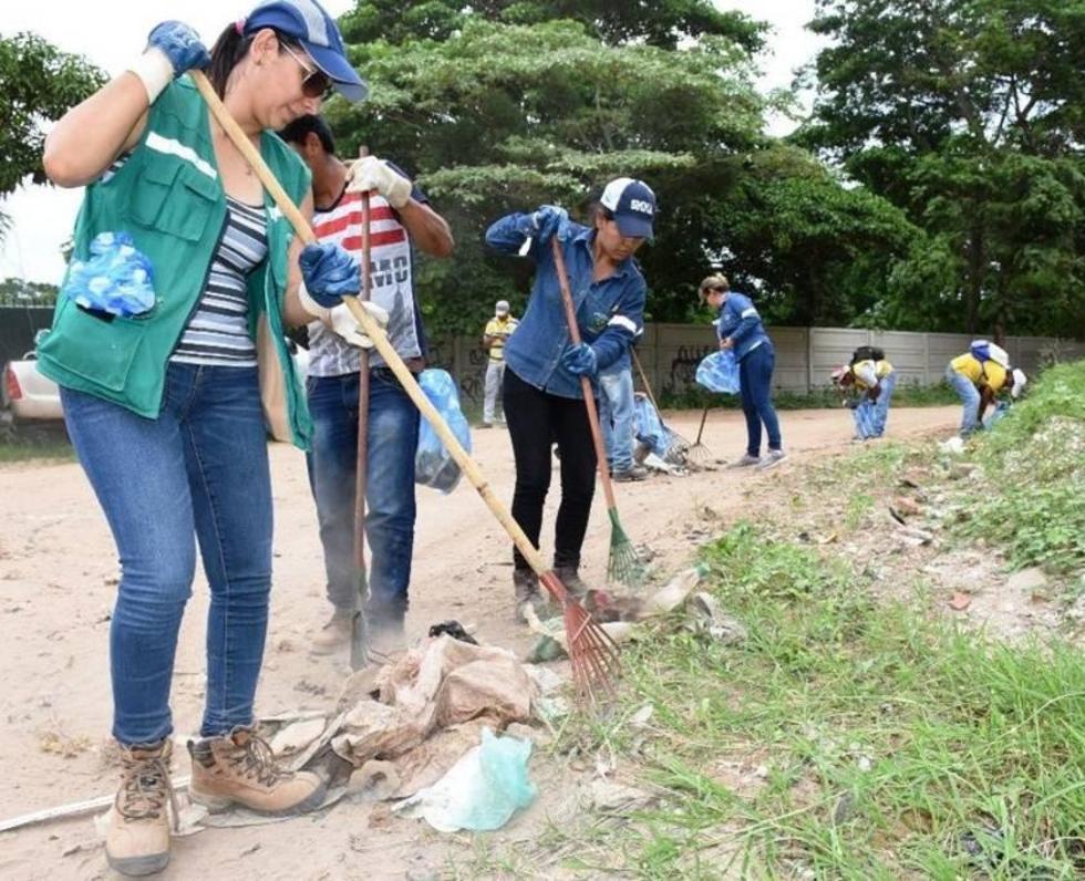 Funcionarios limpian los accesos al rio Piraí