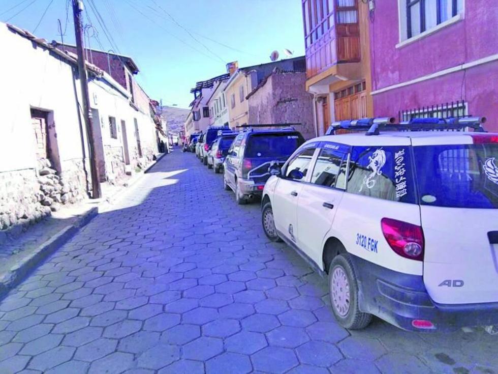Convierten las calles en espacios de estacionamiento