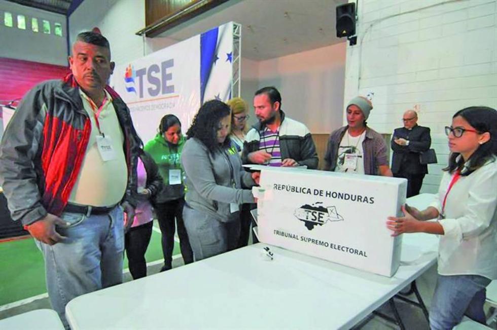 Nasralla y Hernández insisten en su victoria electoral en Honduras