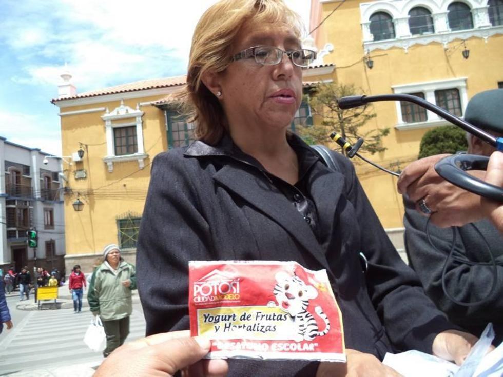 Hallan trozo de vidrio en el yogurt del desayuno escolar