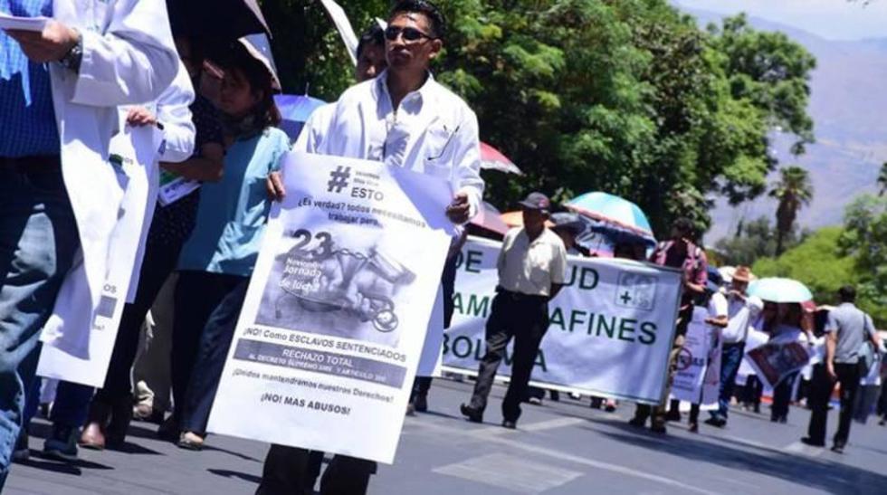 Gobierno y médicos mantienen posiciones y persiste la huelga