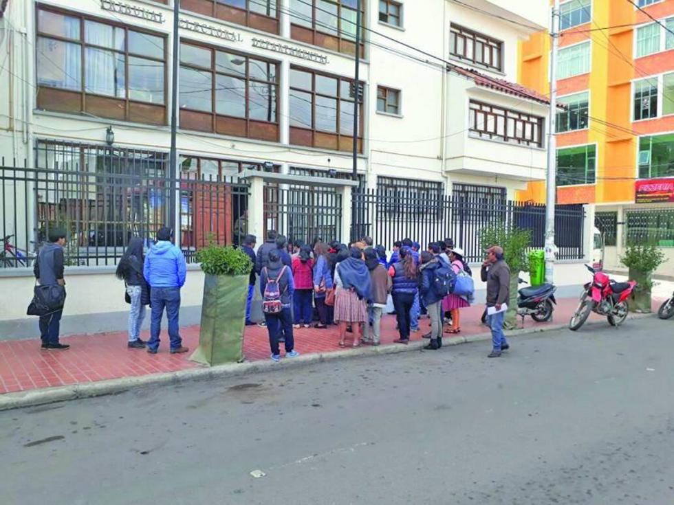 Cívicos pidieron libros para el revocatorio de mandato