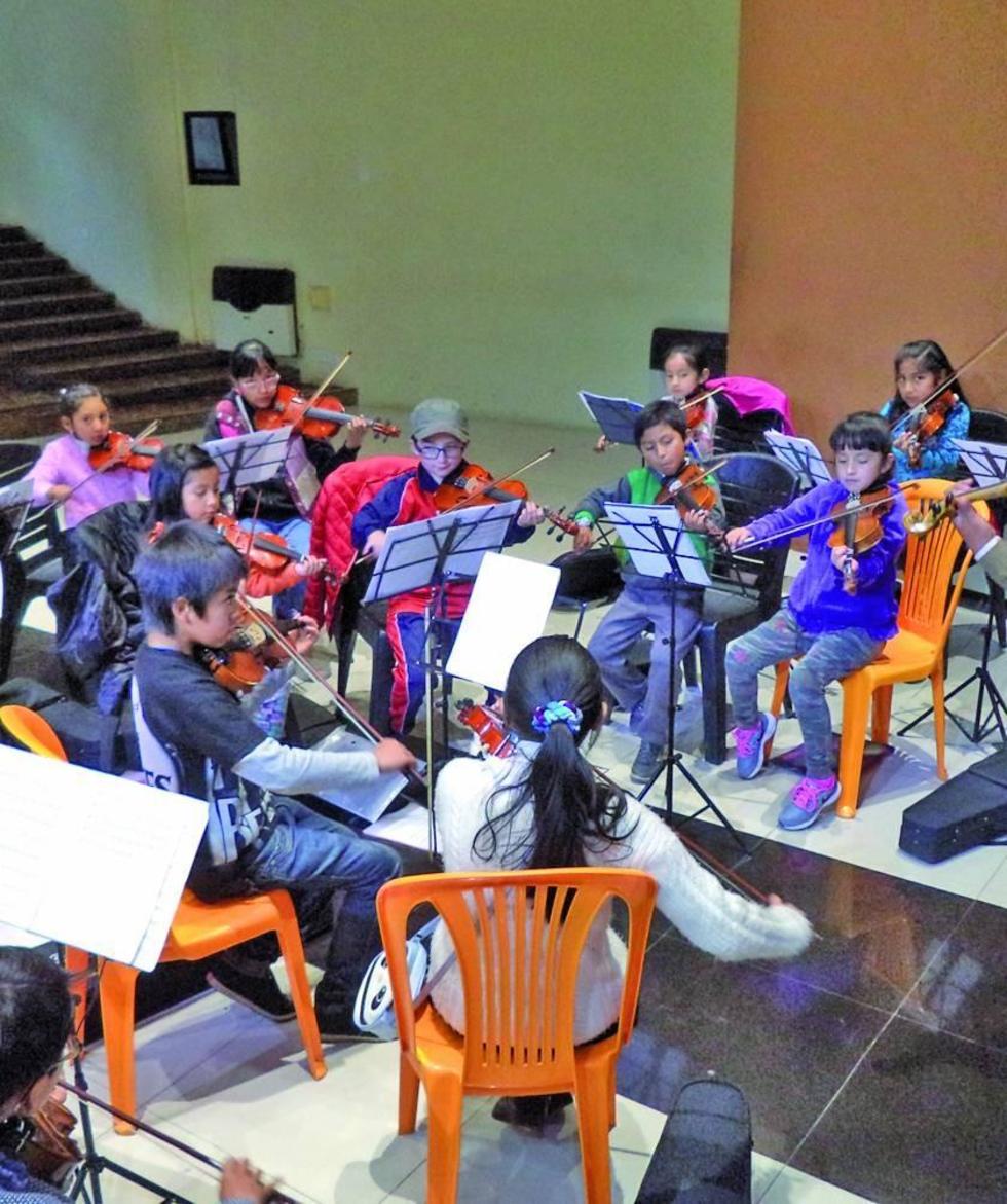 Orquesta infantil presenta concierto por primera vez
