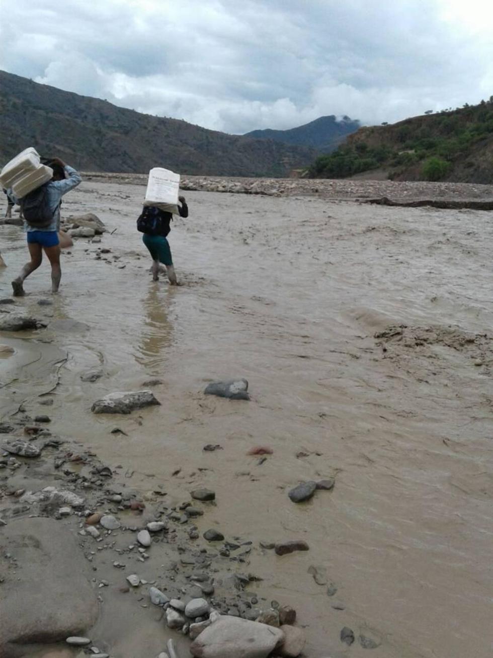 Crecida de río impide transporte de actas