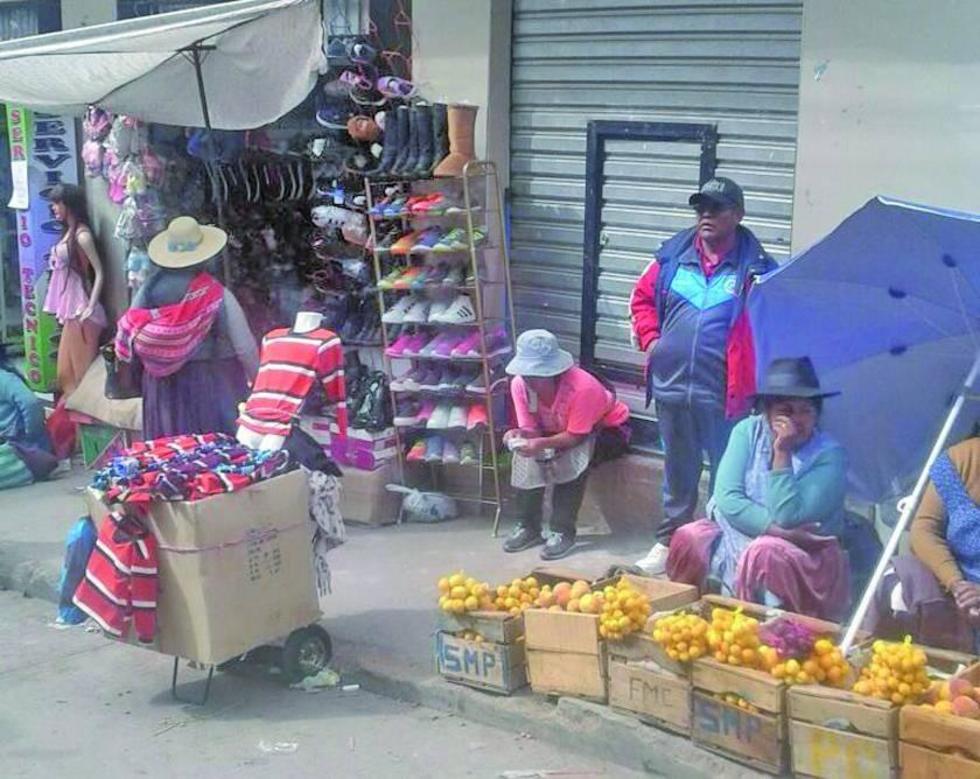 Informales toman las aceras y parte de las calles en la ciudad