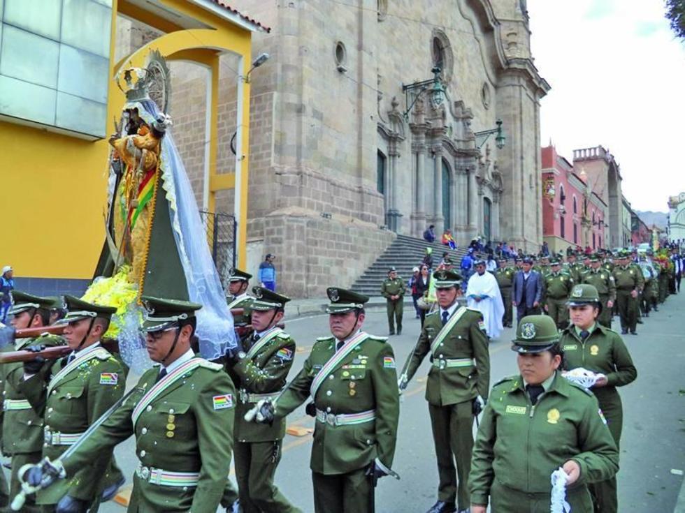 Entronizan a la Virgen de Copacabana