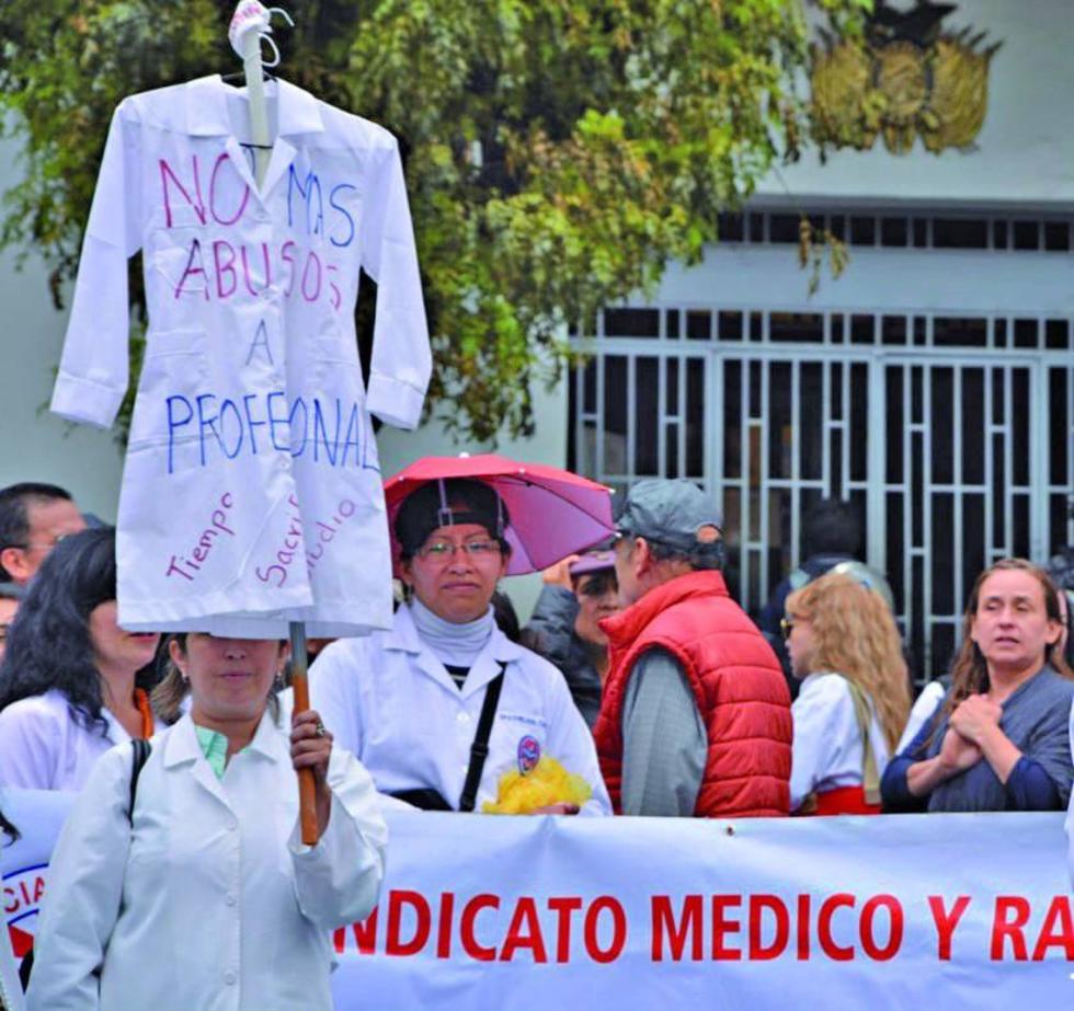 Médicos continúan con el paro y sin fecha para retomar negociaciones