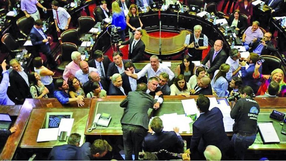 Por disturbios, suspenden sesión sobre reforma de pensiones en Argentina 