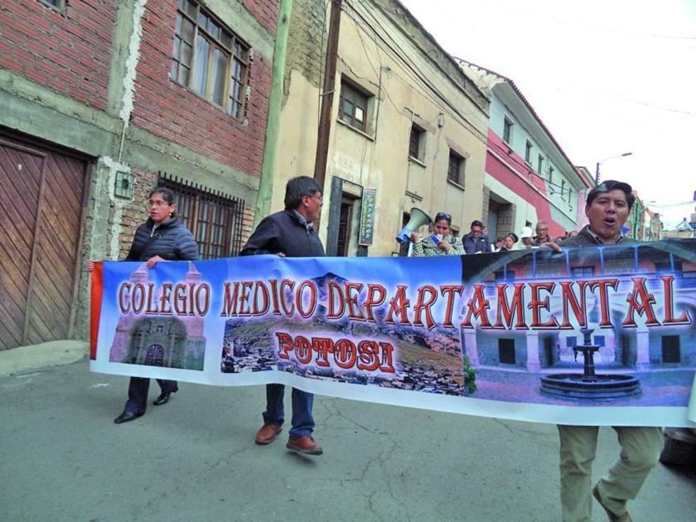 Los médicos siguen con las medidas de presión