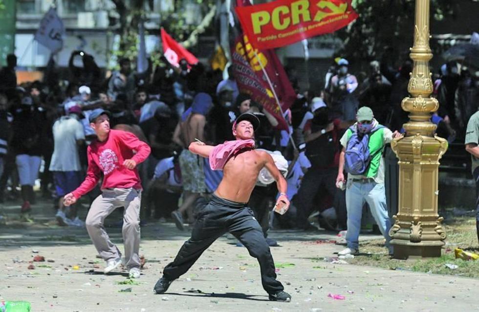 Batalla campal rodea debate de reforma de pensiones argentina
