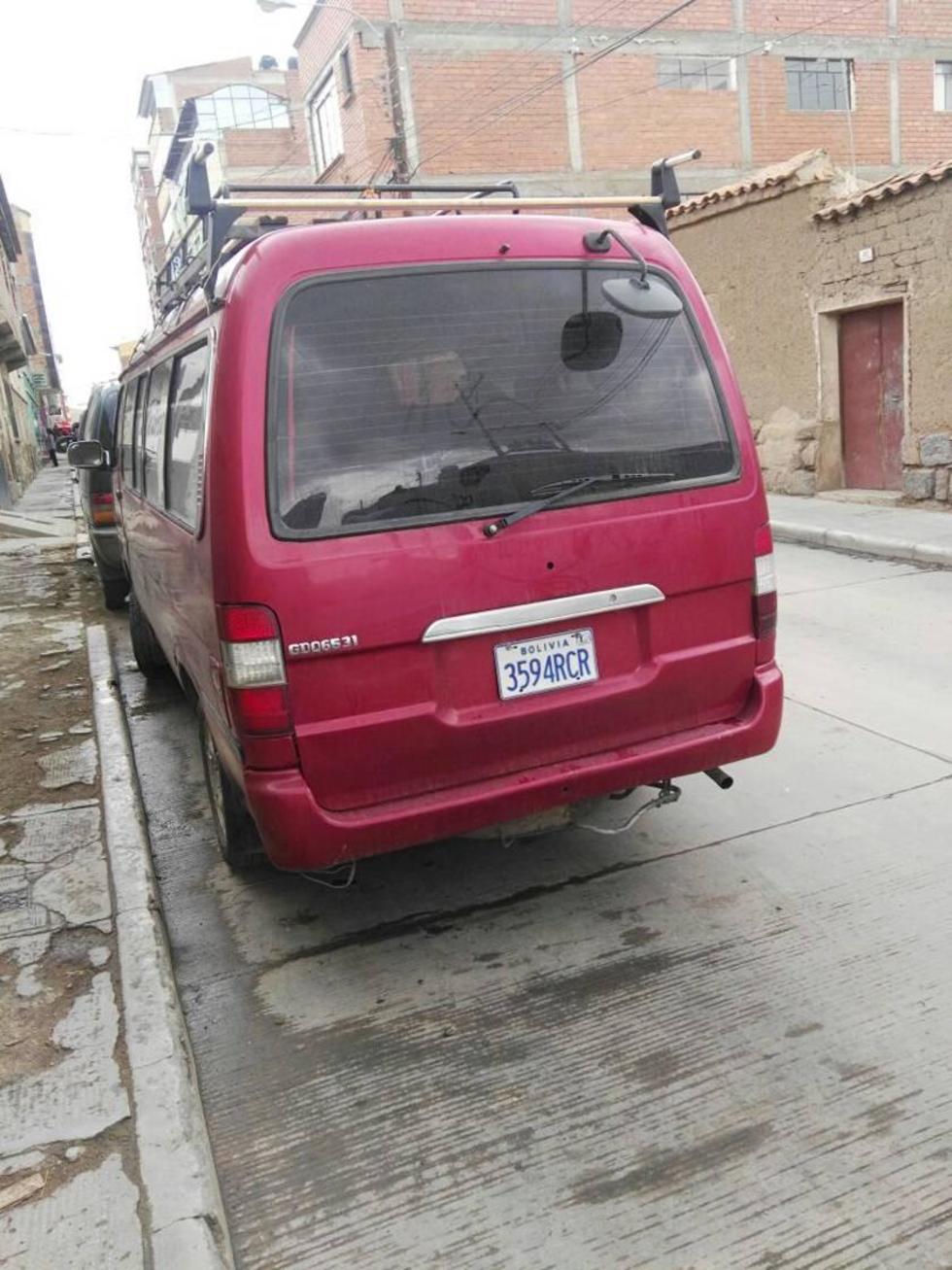 Los vecinos exigen control de la residencia de placas