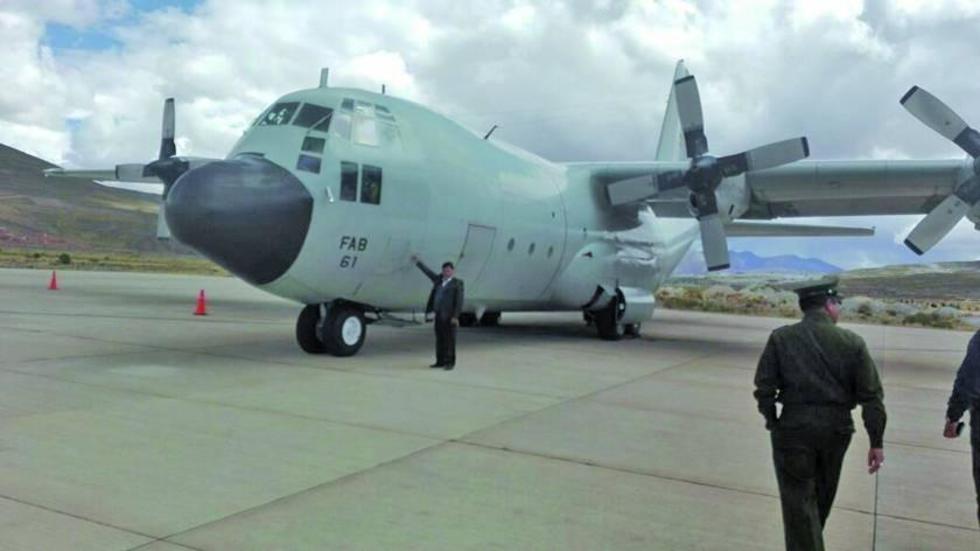 Un avión Hércules llega al aeropuerto Capitán Nicolás Rojas
