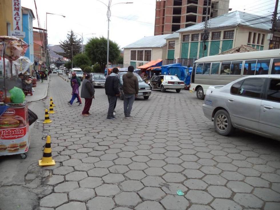 Policías evitan parqueo de los vehículos