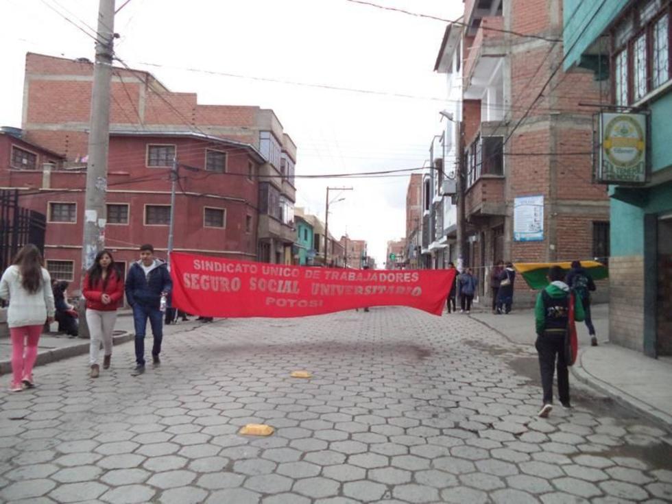 El sindicato  del seguro  universitario  bloquea calles
