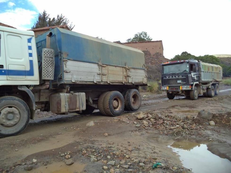 Carros trasladan agua de río a los ingenios