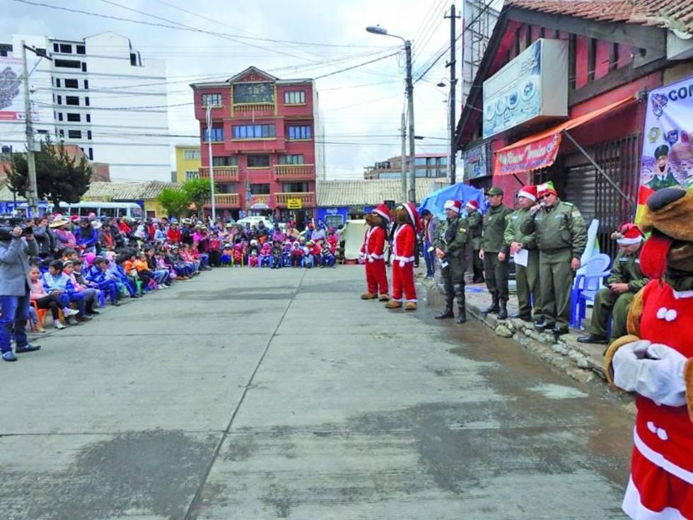 Niños recibieron golosinas y muchos regalos de los efectivos policiales
