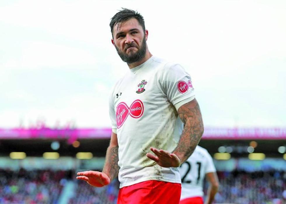 Charlie Austin es acusado de conducta violenta 