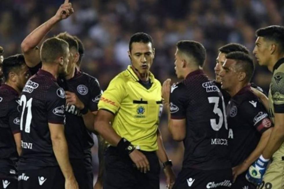 Árbitro chileno puede perder categoría FIFA tras error “garrafal” en partido