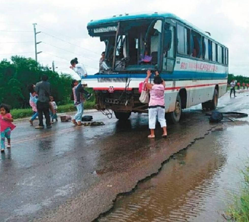 Accidente deja un muerto y varios heridos en vía Camiri-Santa Cruz