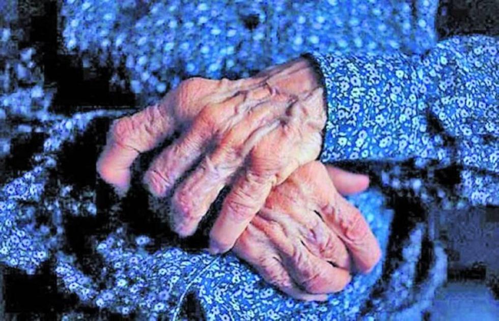 Anciana muere tras ser lanzada de un tercer piso