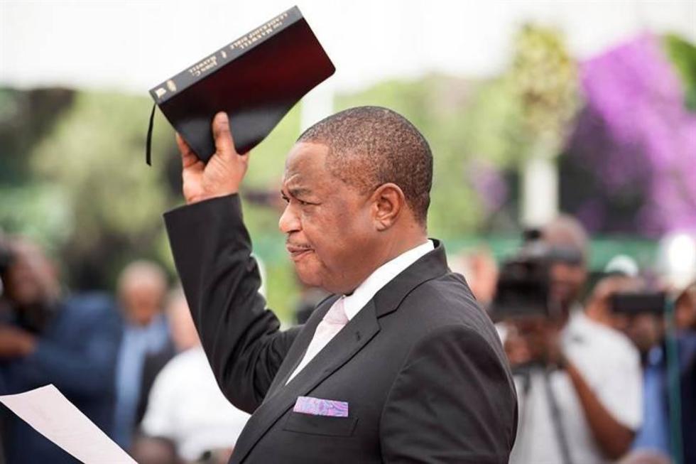 Autor del golpe de Estado jura a la vicepresidencia de Zimbabue
