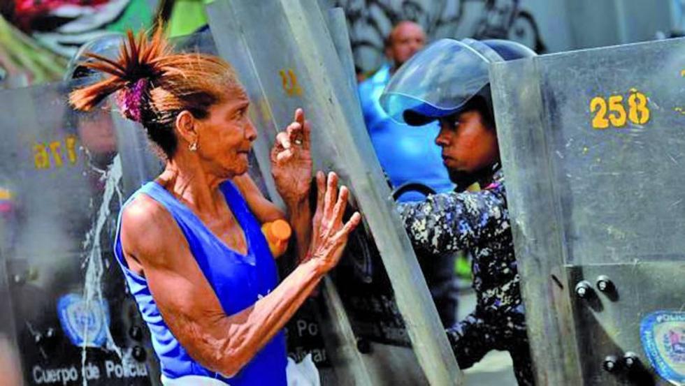 Protestas por falta de alimentos siguen en ciudades de Venezuela 