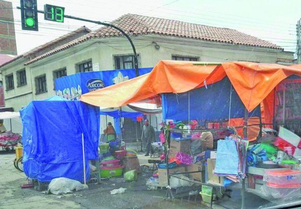 El asentamiento de los comerciantes genera críticas de la población