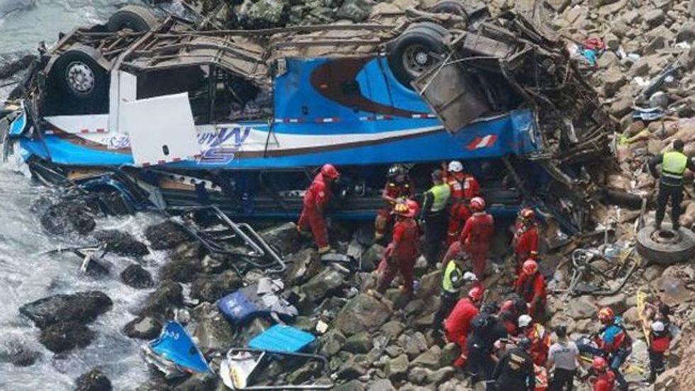 Perú: al menos, 36 muertos al caer un bus por un acantilado