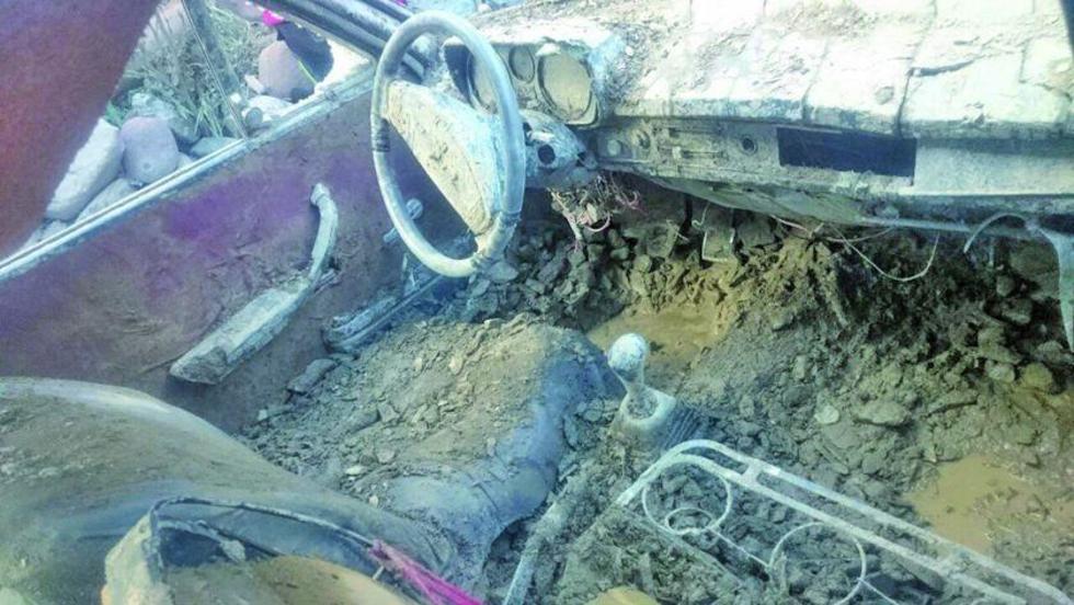 Camioneta casi fue enterrada por lodo y piedras