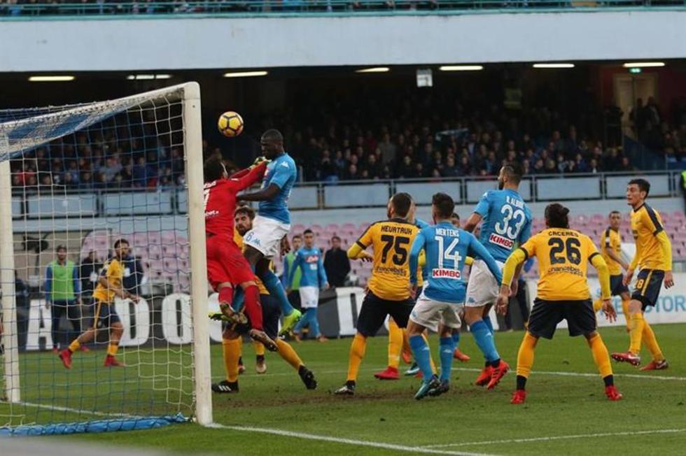 Nápoles vence a Verona y llega a la pausa en la cima de la liga italiana