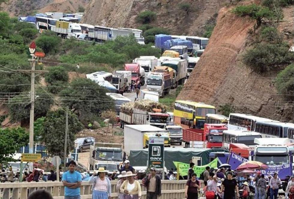 El transporte pesado bloquea vías y otros sectores presionan