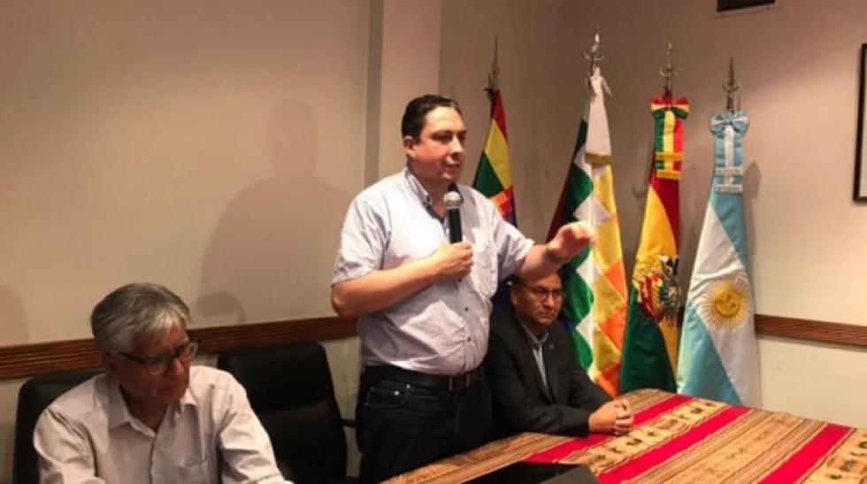 Ministro de Justicia se exaspera y discute con residentes en Argentina
