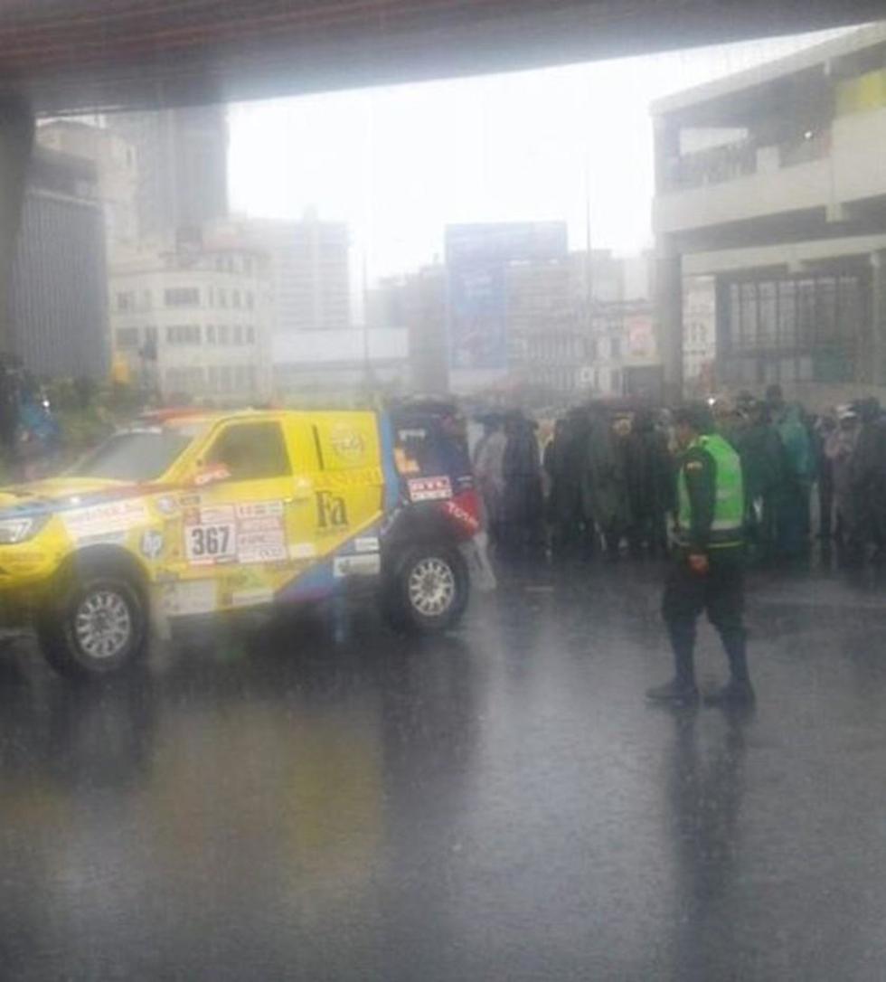 Coche del Dakar se topa con bloqueo y da media vuelta