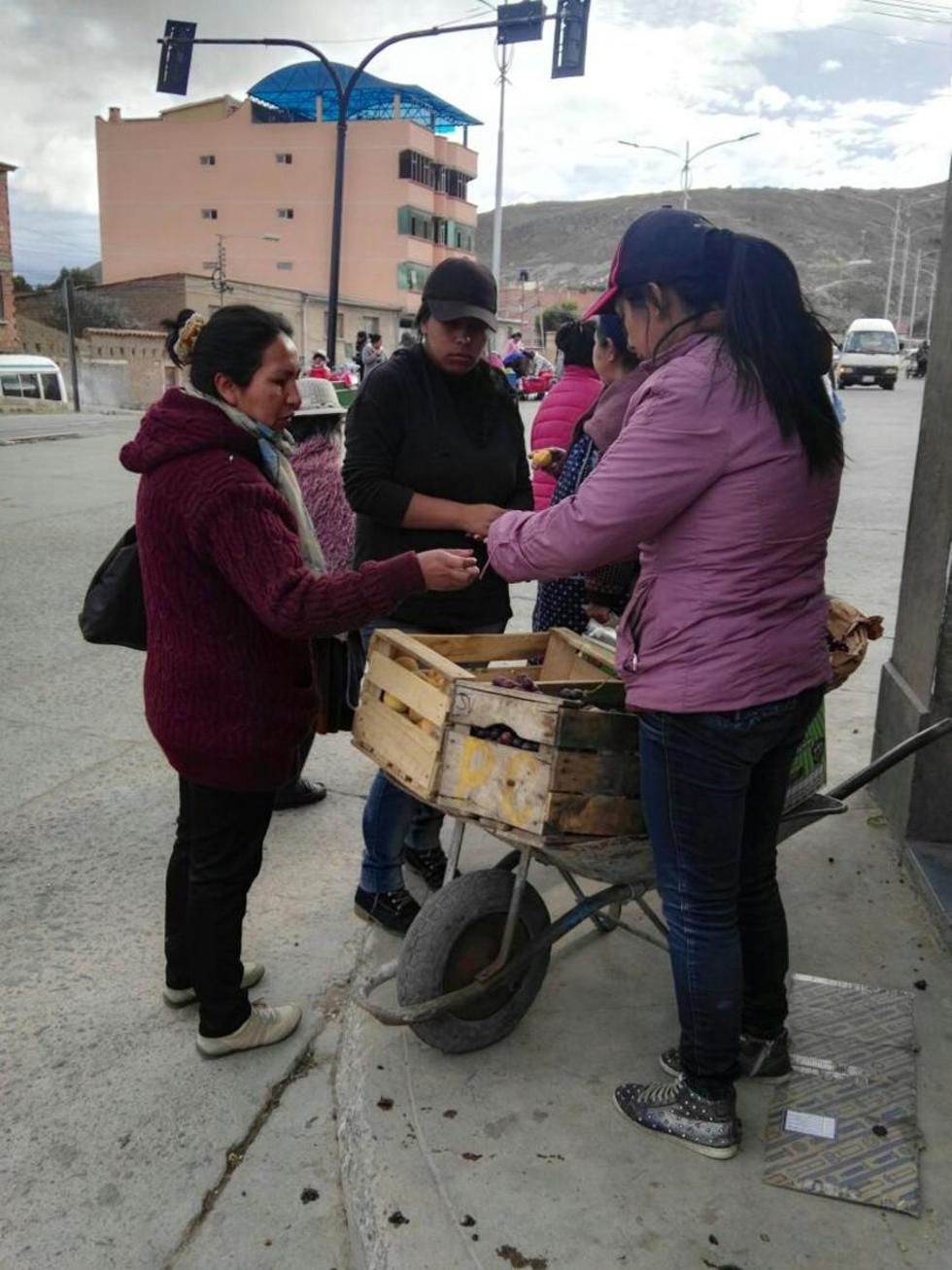 Comerciantes se dan modos para vender sus productos