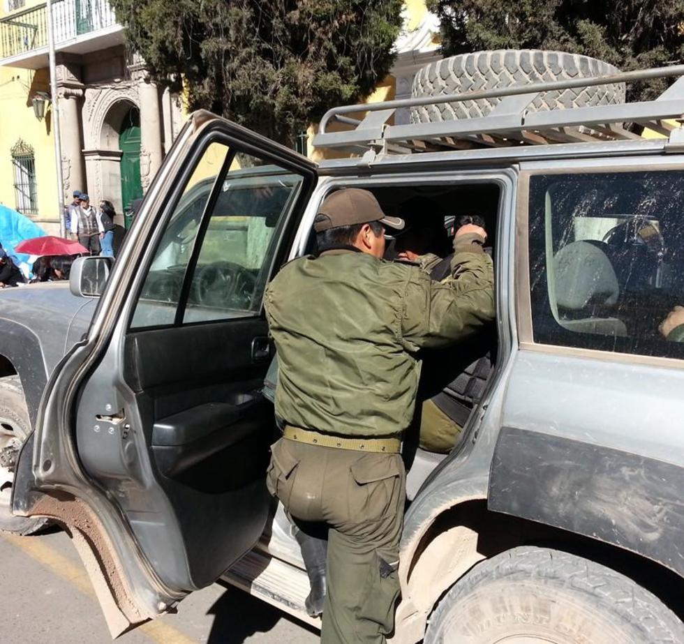 Cae mujer que vendía un mismo auto a varios ciudadanos incautos
