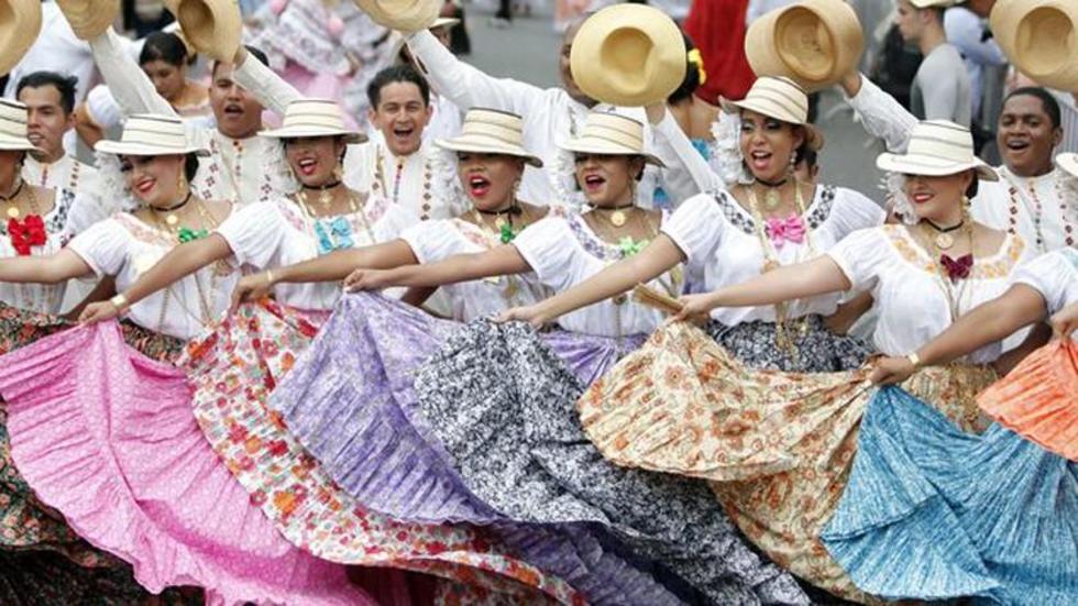 Cumplen desfile de polleras en Panamá